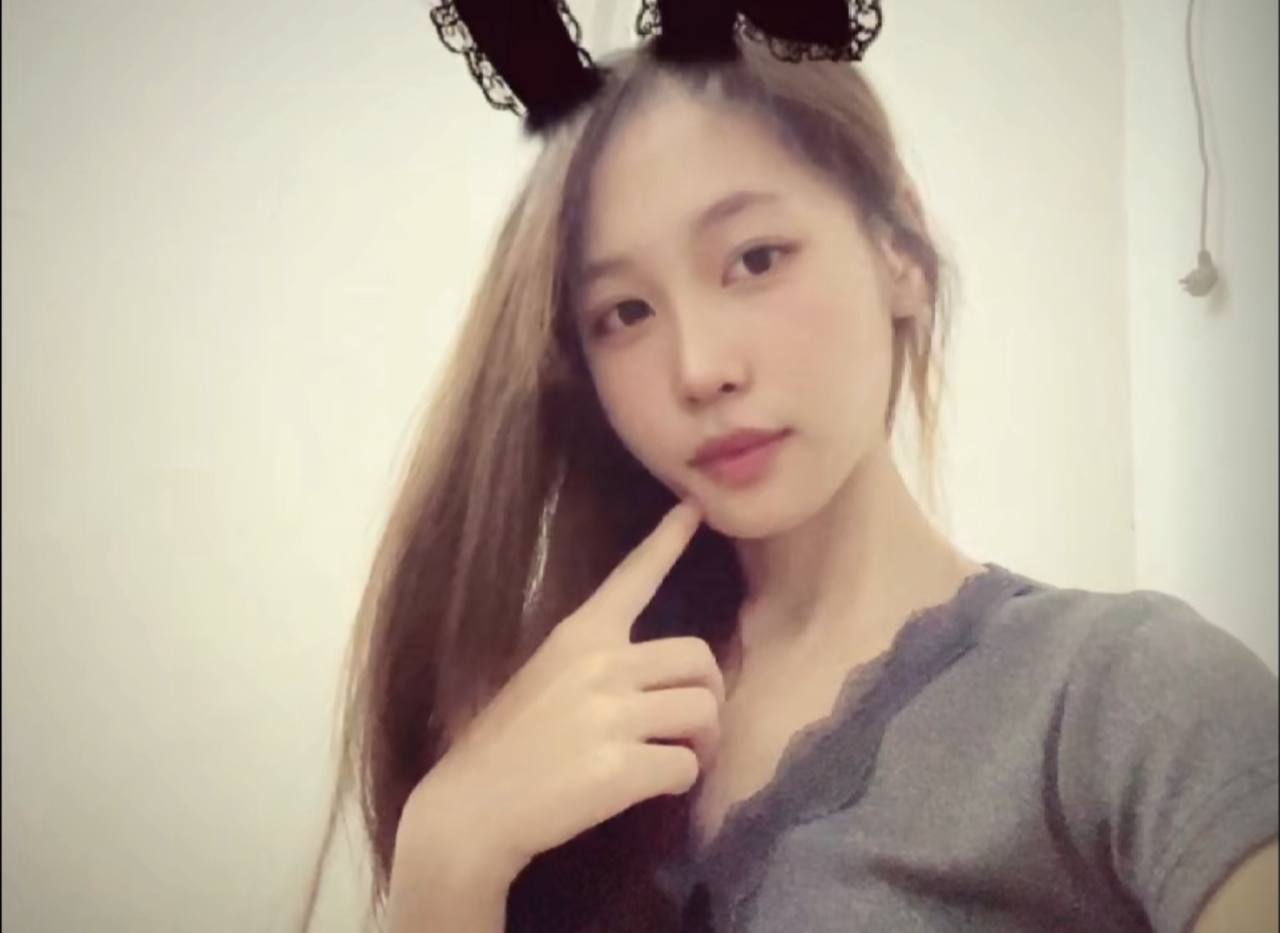 广东 汕头 19岁 158cm 80 A杯 刚毕业 皮肤白,身材窈窕,娇小可爱类型,安静内敛,妈生脸,圈子干净,性格开朗 情商高 情绪稳定不做作。本人比验证好看,不上镜 抽烟纹身:有抽烟无纹身 SM:否 无套:可 口交:可 过夜:可 同居:可 可飞:可 价格:20 特点:皮肤白,身材窈窕,娇小可爱类型,安静内敛,妈生脸,圈子干净,性格开朗 情商高 情绪稳定不做作。本人比验证好看,不上镜