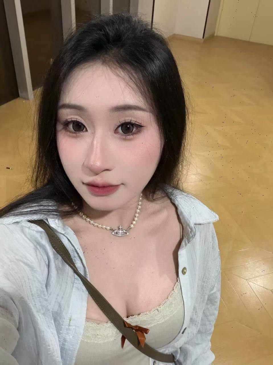 江苏 南京 22岁 160cm 50 C杯 学生 如有需要可仿古画 SM:是 无套:否 口交:可 过夜:可 同居:可 可飞:可以 价格:6 特点:如有需要可仿古画