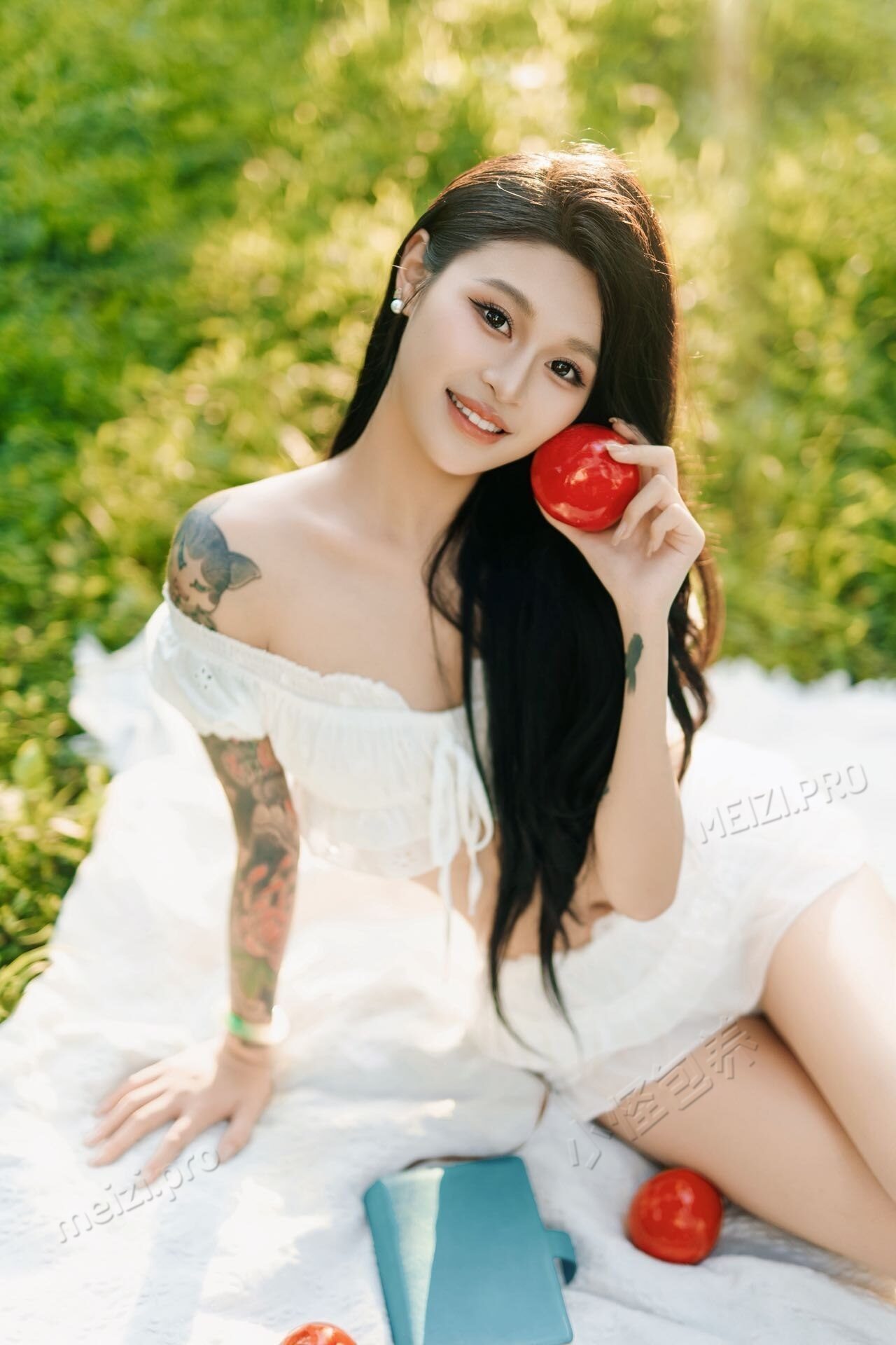草地上那枚苹果和我的笑,不是表演可爱,是那天阳光刚好