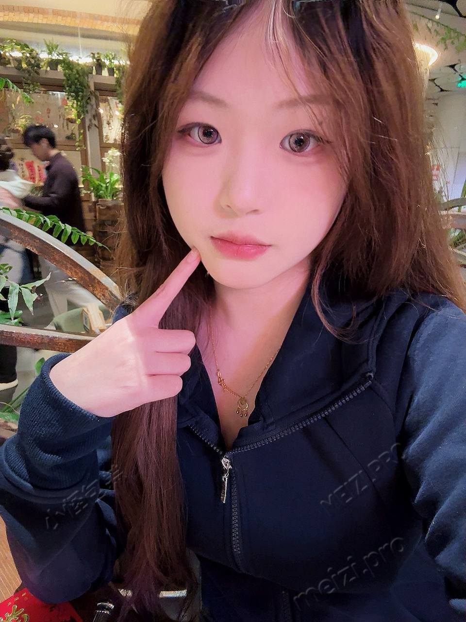 合租房的灯还亮着