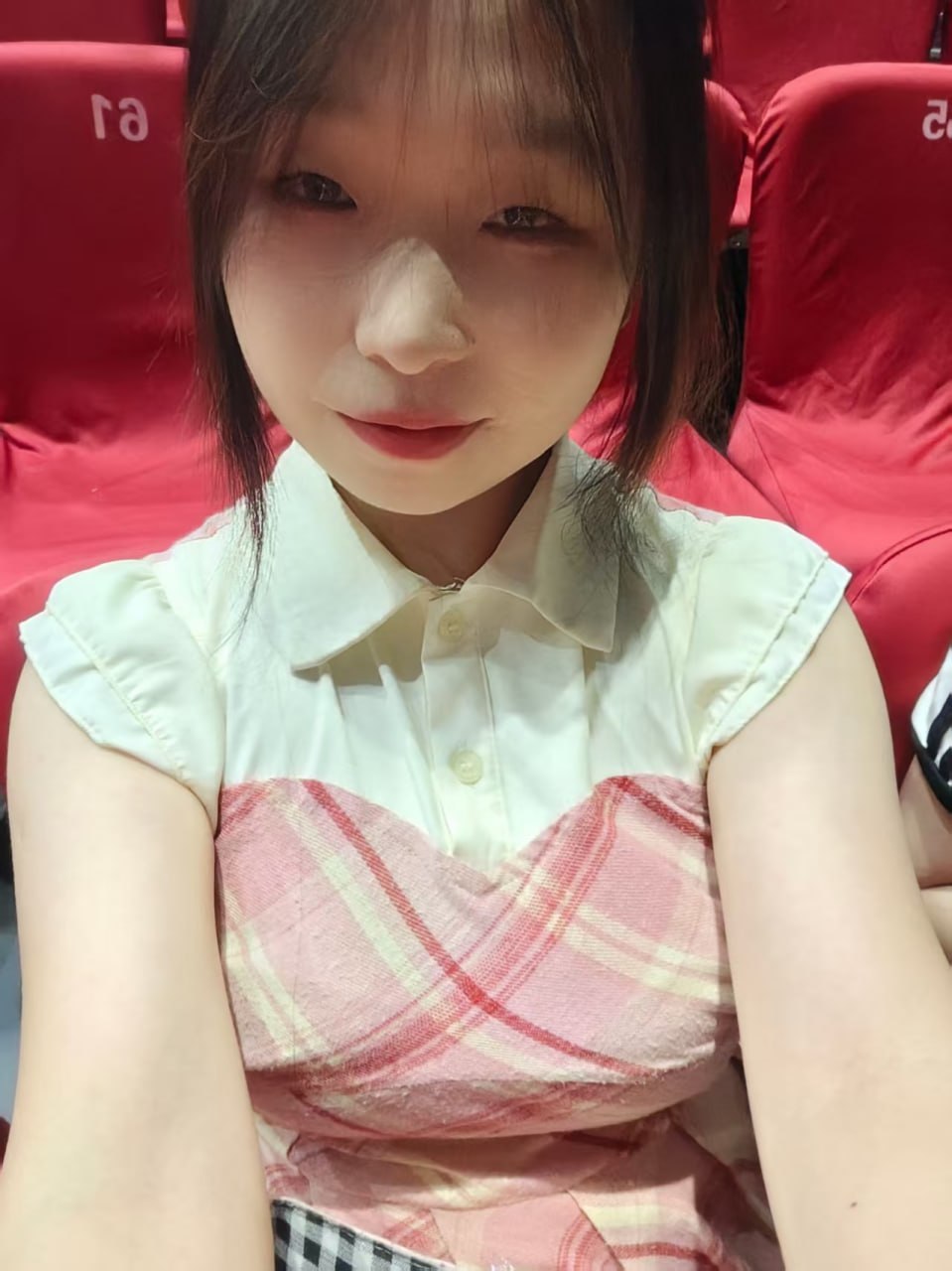 广东 深圳 龙华 22岁 155cm 100 B杯 运营 刚毕业大学生 抽烟纹身:无 SM:否 无套:否 口交:可 过夜:可 同居:否 可飞:否 价格:10 特点:刚毕业大学生