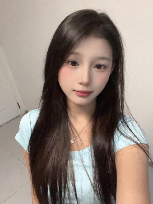 江西 萍乡 18岁 165cm 92 B杯 给大哥提供情绪价值 抽烟纹身:无 SM:否 无套:可 口交:否 过夜:可 同居:否 可飞:可 价格:12 特点:给大哥提供情绪价值