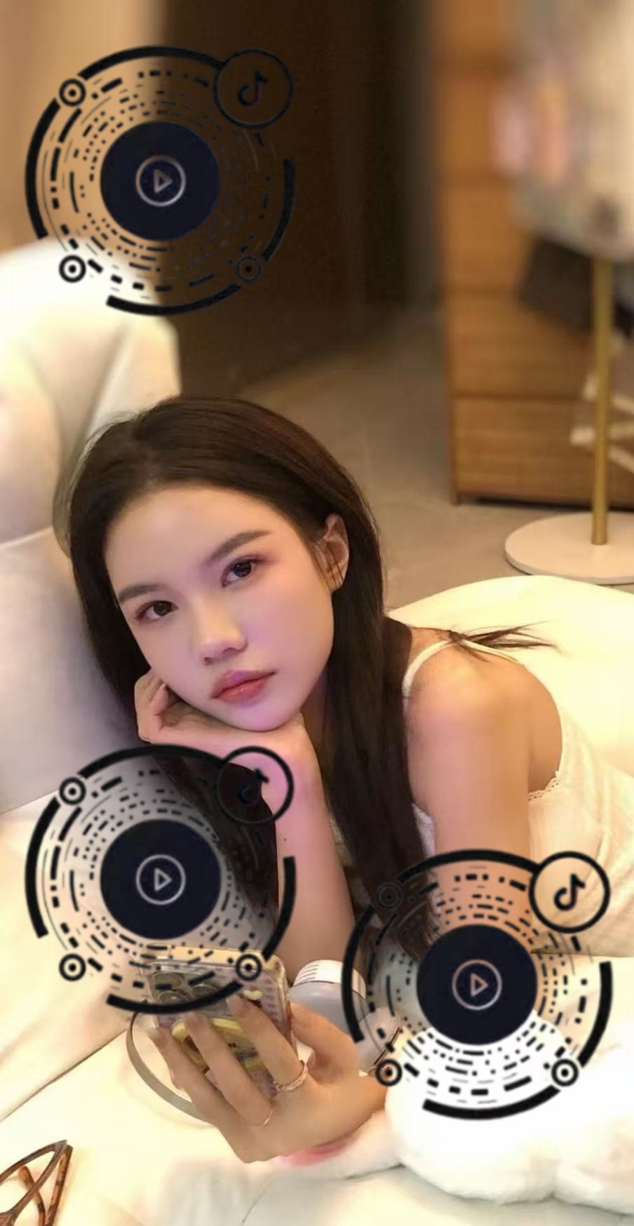 广西 玉林 25岁 153cm 70 A杯 无 妈生脸,身材棒,性格超好,水多 抽烟纹身:有纹身 SM:否 无套:可 口交:可 过夜:可 同居:可 可飞:是 价格:10 特点:妈生脸,身材棒,性格超好,水多