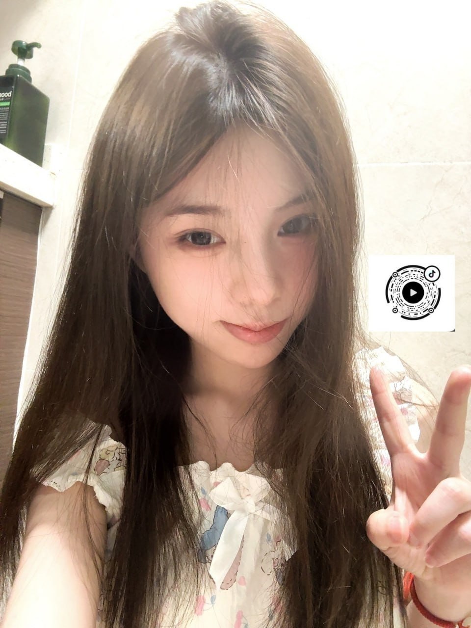 湖南 株洲 20岁 160cm 88 B杯 工作 有点白 抽烟纹身:无 SM:否 无套:可 口交:可 过夜:可 同居:否 可飞:能 价格:15 特点:有点白