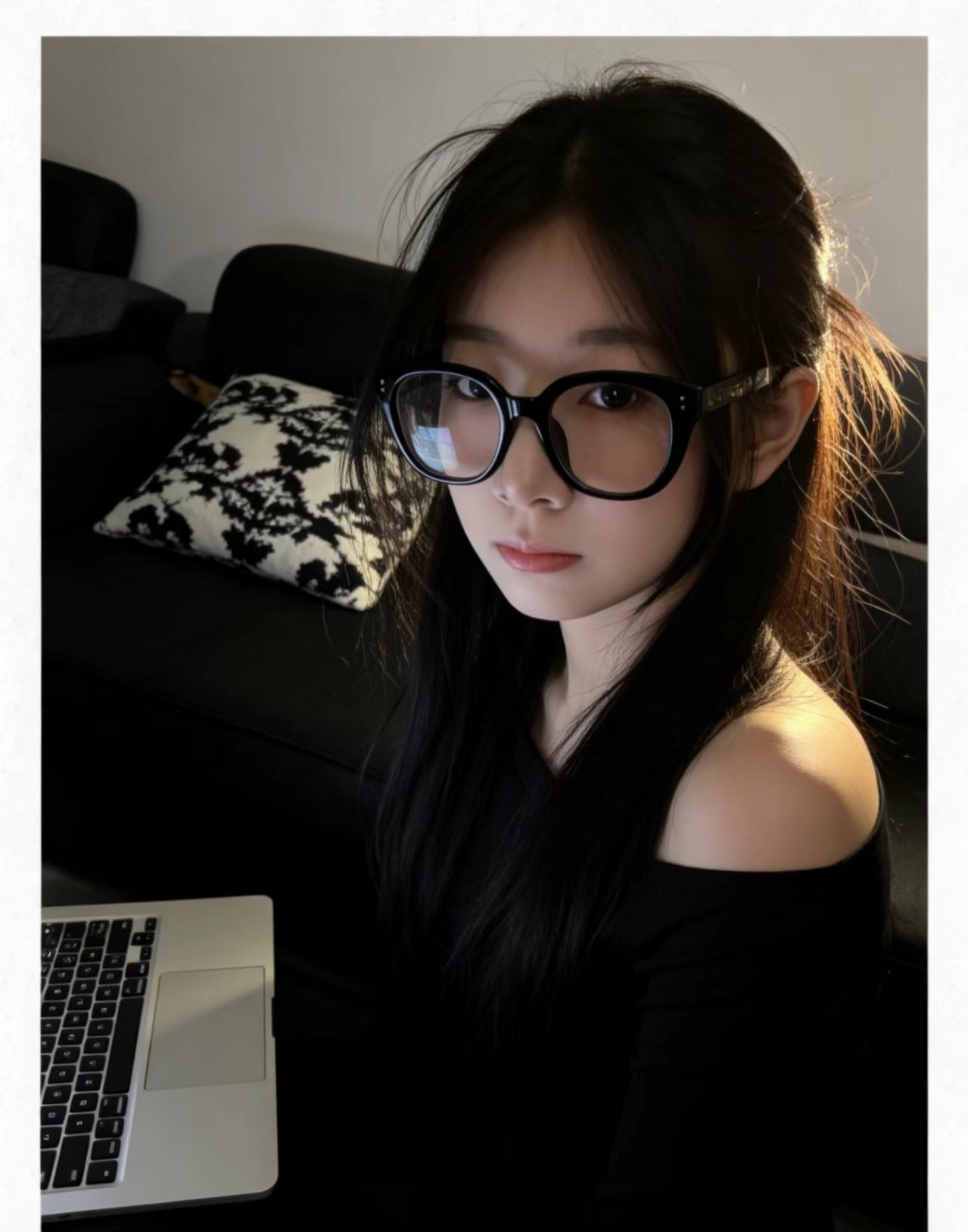 贵州 贵阳 20岁 167cm 100 B杯 宅女 乖巧懂事 爱玩游戏 抽烟纹身:无 SM:否 无套:可 口交:否 过夜:可 同居:看情况 可飞:可 价格:3 特点:乖巧懂事 爱玩游戏