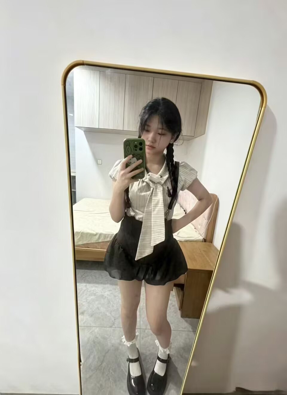 广东 汕尾 18岁 161cm 106 B杯 乖 抽烟纹身:无 SM:否 无套:否 口交:可 过夜:否 同居:否 可飞:否 价格:6 特点:乖