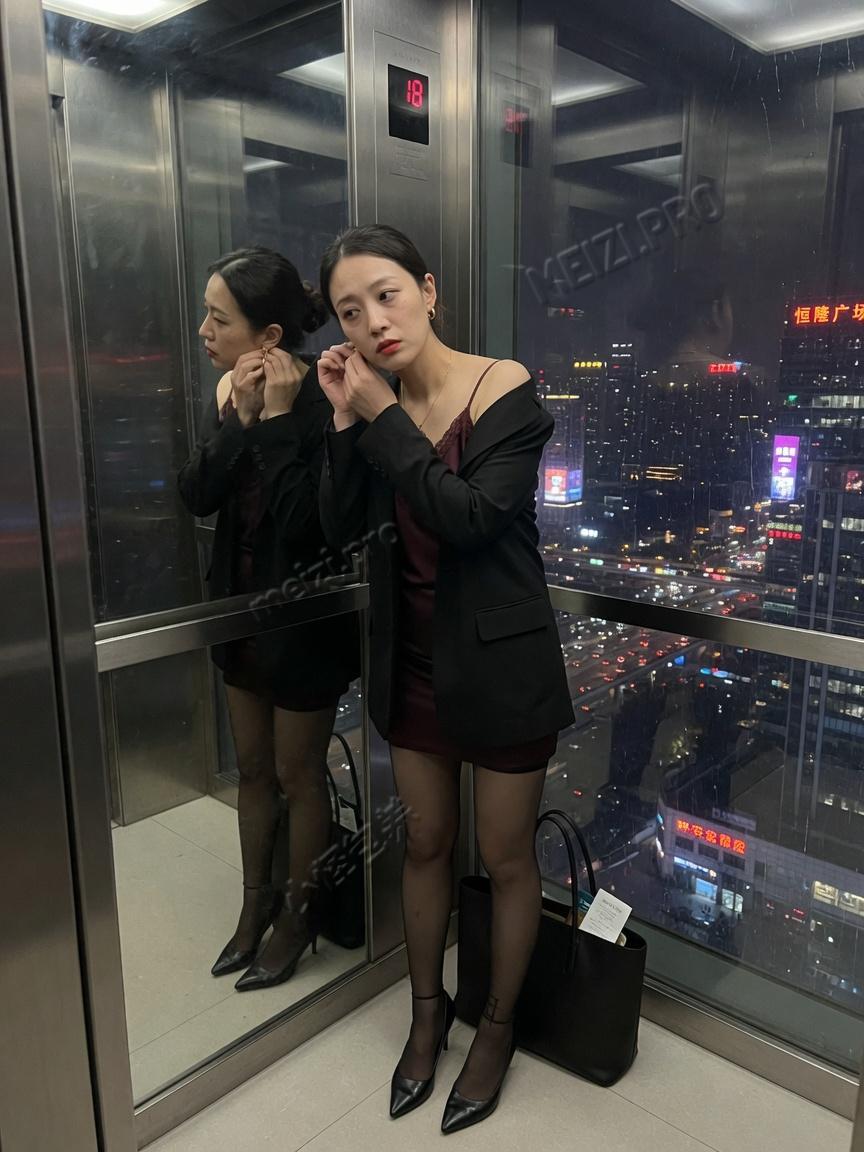 写字楼夜景电梯前的职场黑丝御姐