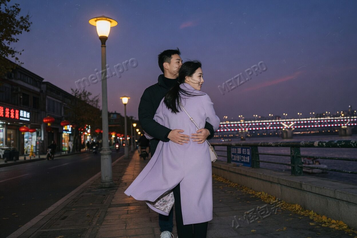 江边蓝调里,他从后面环住她的腰,两个人看着桥灯