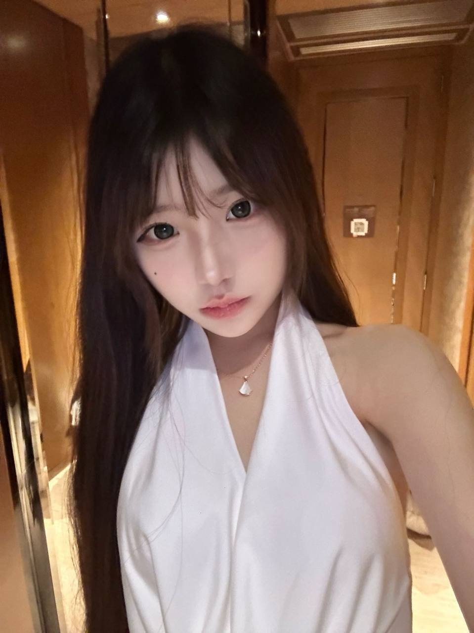 广东 广州 18岁 165cm 97 C杯 学生 温柔,可爱,懂事,皮肤光滑细腻 抽烟纹身:无 SM:否 无套:可 口交:可 过夜:可 同居:可 可飞:可 价格:24 特点:温柔,可爱,懂事,皮肤光滑细腻