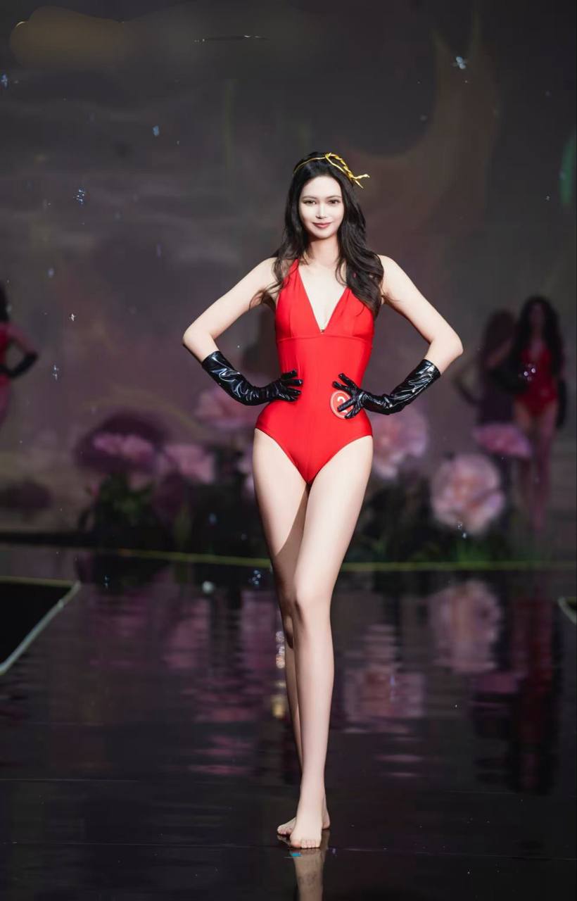 广东 深圳 21岁 172cm 53 B杯 选美冠军 身材比例超棒、玩起来很爽、见识广会说话、听话会配合、腿超长、视觉冲击感强、下面紧致、深圳区选美大赛冠军 抽烟纹身:无 SM:否 无套:可 口交:可 过夜:可 同居:否 可飞:可 价格:10 特点:身材比例超棒、玩起来很爽、见识广会说话、听话会配合、腿超长、视觉冲击感强、下面紧致、深圳区选美大赛冠军