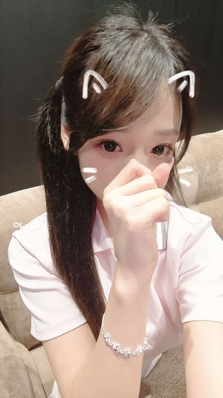 河北 邯郸 19岁 170cm 100 A杯 工作 做过一两次 单纯 乖 冷白皮 抽烟纹身:无 SM:一点点 无套:否 口交:否 过夜:看情况 同居:否 可飞:不可以 价格:10 特点:做过一两次 单纯 乖 冷白皮