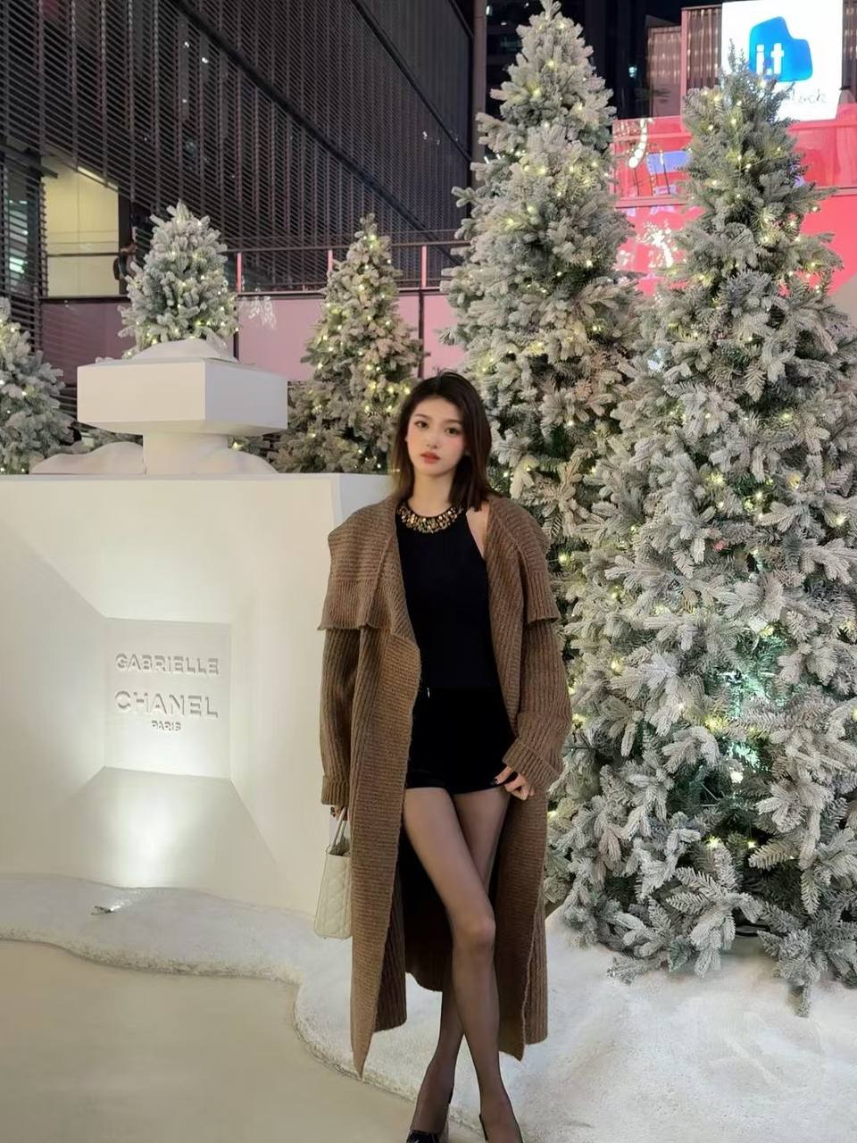 广东 深圳 1岁 168cm 47 B杯 工作 本人比照片好看 有眼力见 会应酬 亲妈脸 抽烟纹身:无 SM:是 无套:否 口交:可 过夜:可 同居:否 可飞:可 价格:50 特点:本人比照片好看 有眼力见 会应酬 亲妈脸