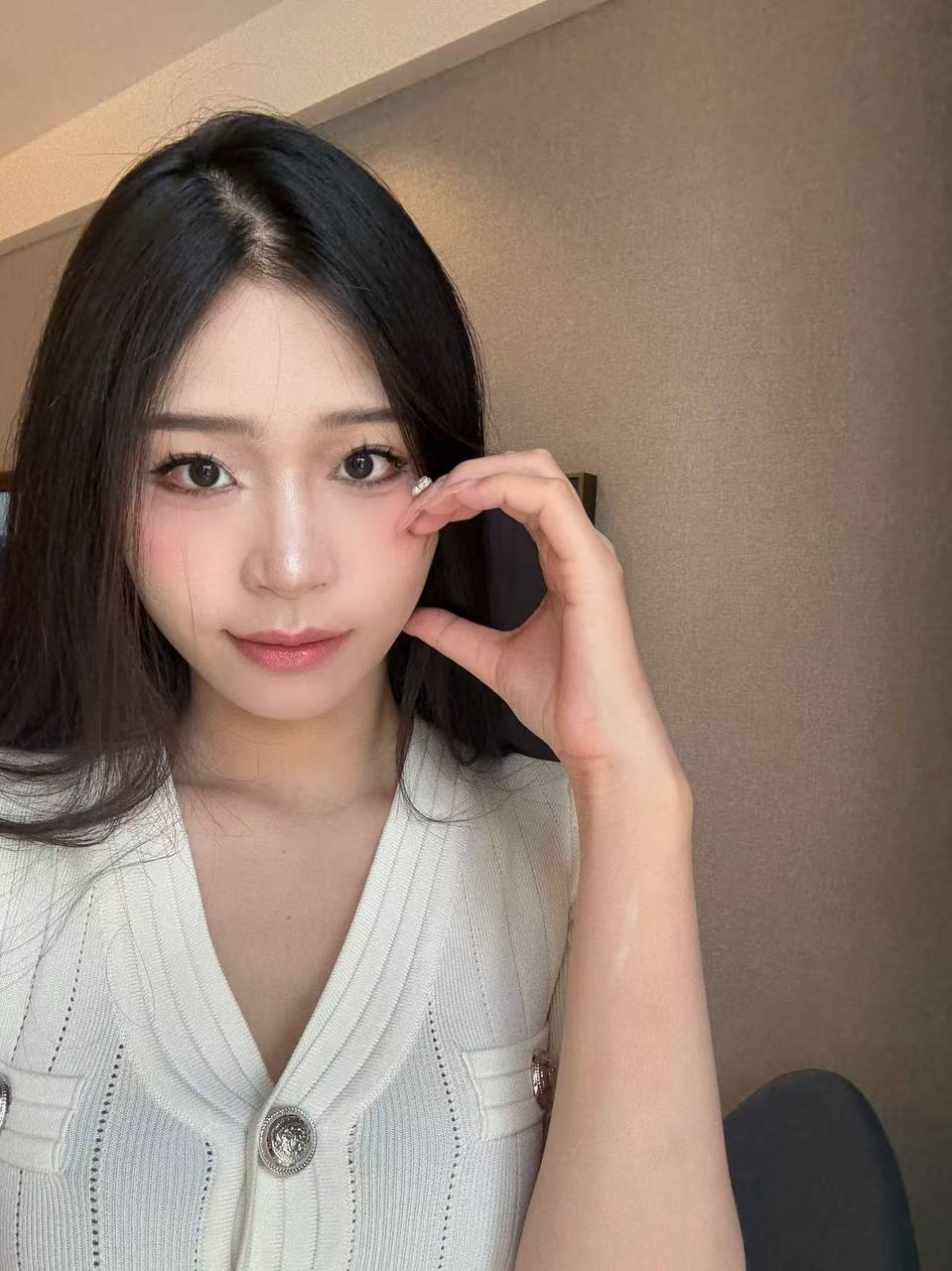 河南 郑州 22岁 172cm 55 B杯 自由 秀外慧中,清丽脱俗,貌美如花,温文尔雅,听话懂事,乖巧伶俐,小鸟依人,娇小玲珑,可盐可甜,活泼开朗,会提供情绪价值,待开发更多的新玩法 抽烟纹身:无 SM:是 无套:可 口交:可 过夜:可 同居:可 可飞:可 价格:3/6 特点:秀外慧中,清丽脱俗,貌美如花,温文尔雅,听话懂事,乖巧伶俐,小鸟依人,娇小玲珑,可盐可甜,活泼开朗,会提供情绪价值,待开发更多的新玩法