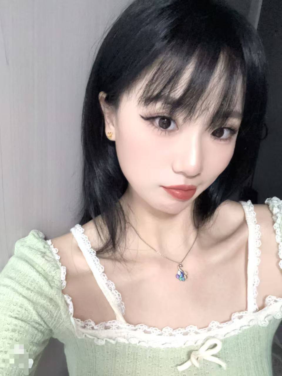 广东 深圳 24岁 170cm 51 B杯 上班 听话 懂事 会配合,皮肤白 身材好,本人更好看!情绪价值高 抽烟纹身:无 SM:轻微 无套:否 口交:可 过夜:可 同居:可 可飞:可 价格:7 特点:听话 懂事 会配合,皮肤白 身材好,本人更好看!情绪价值高
