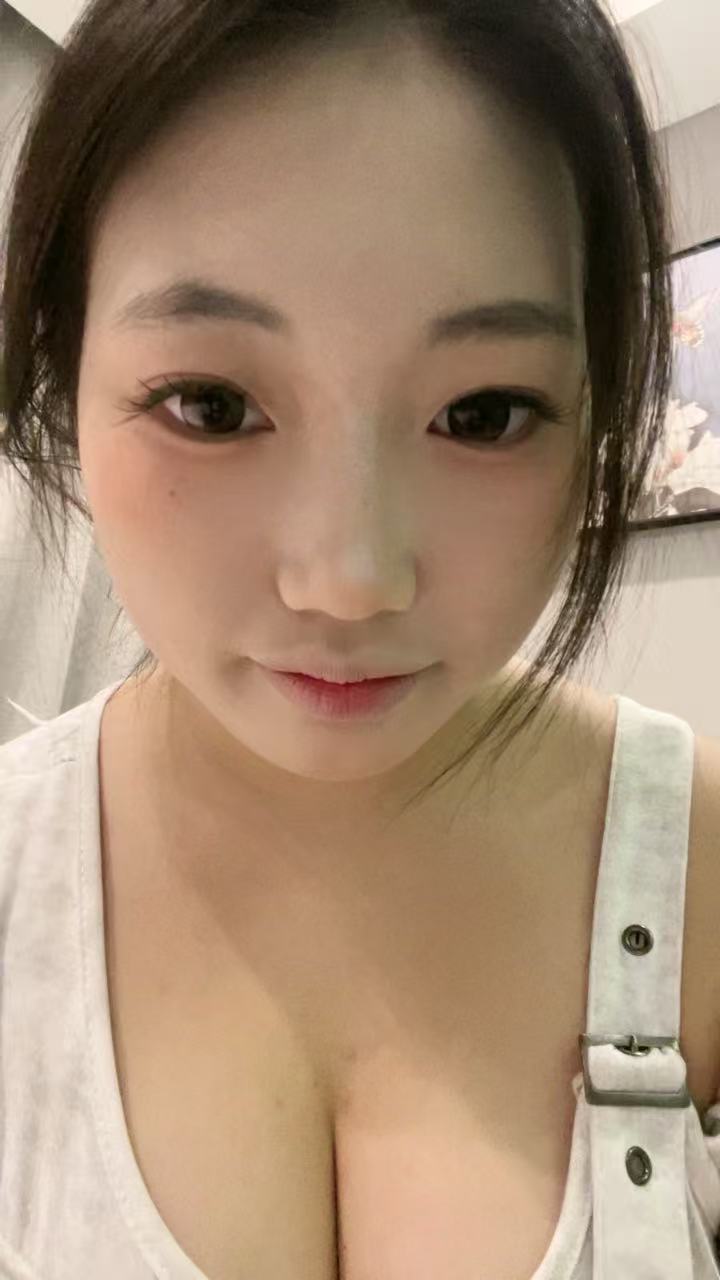 山东 临沂 18岁 159cm 115 E杯 待业 性格开朗 直爽 粘人 懂得看脸色会撒娇会哄人 抽烟纹身:不抽烟 SM:是 无套:否 口交:否 过夜:可 同居:可 可飞:可 价格:15 特点:性格开朗 直爽 粘人 懂得看脸色会撒娇会哄人