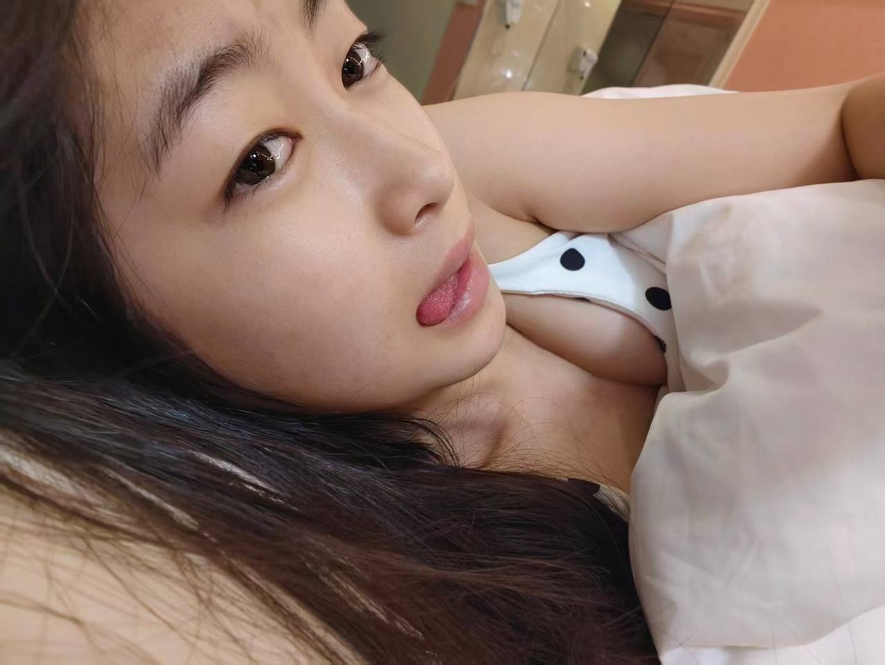 云南 昆明 18岁 162cm 47 B杯 学生 可迎合老板喜好,听话,懂事 抽烟纹身:无 SM:是 无套:否 口交:可 过夜:可 同居:可 可飞:可 价格:9 特点:可迎合老板喜好,听话,懂事