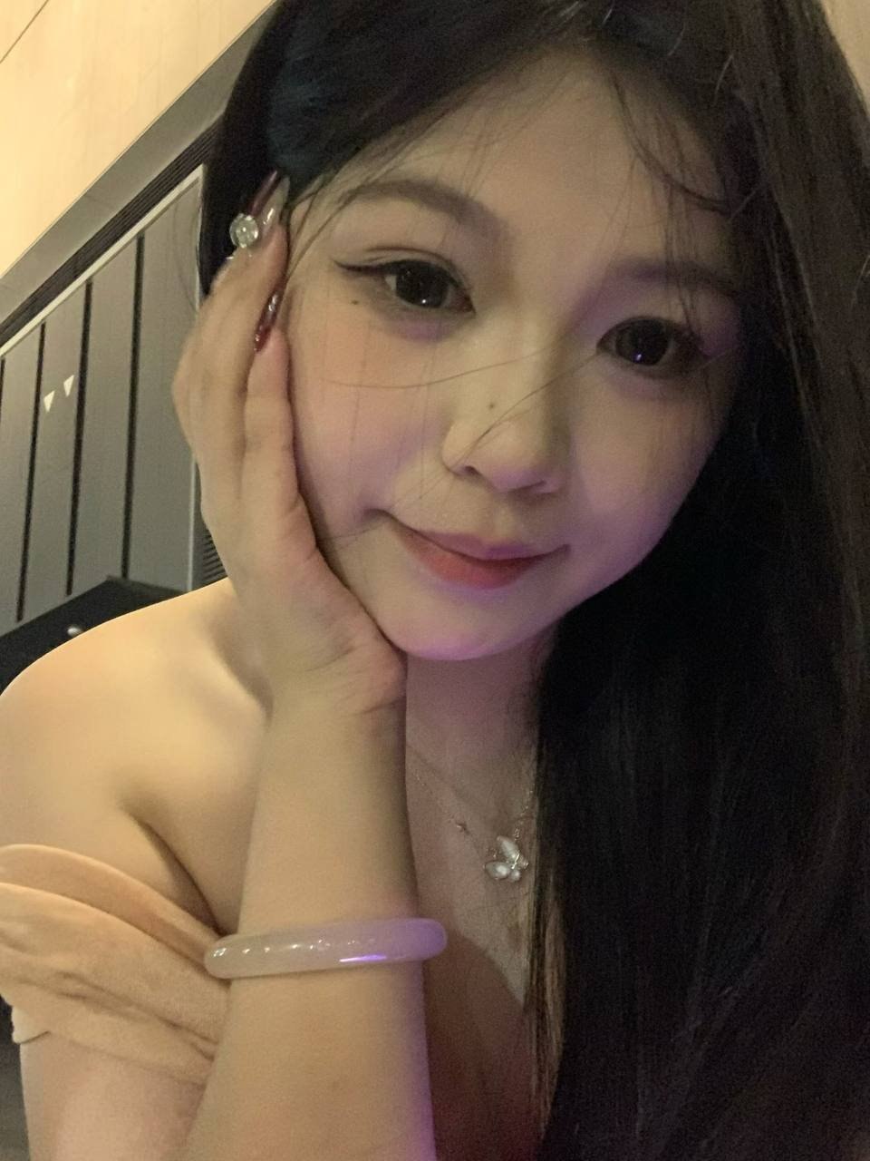安徽 合肥 21岁 170cm 115 C杯 刚毕业女大 抽烟纹身:无 SM:轻 无套:可 口交:可 过夜:可 同居:可 可飞:可 其他城市 港澳 价格:10