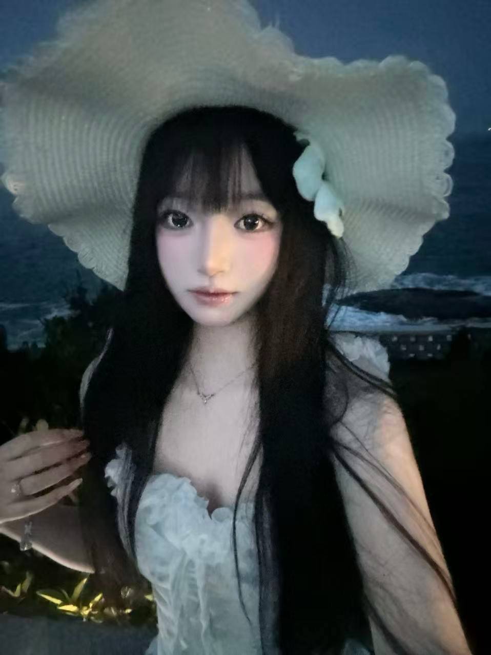 河南 郑州 23岁 163cm 98 A杯 女生 乖 听话 抽烟纹身:无 SM:否 无套:可 口交:可 过夜:可 同居:否 可飞:可 尽量省内 价格:13 特点:乖 听话