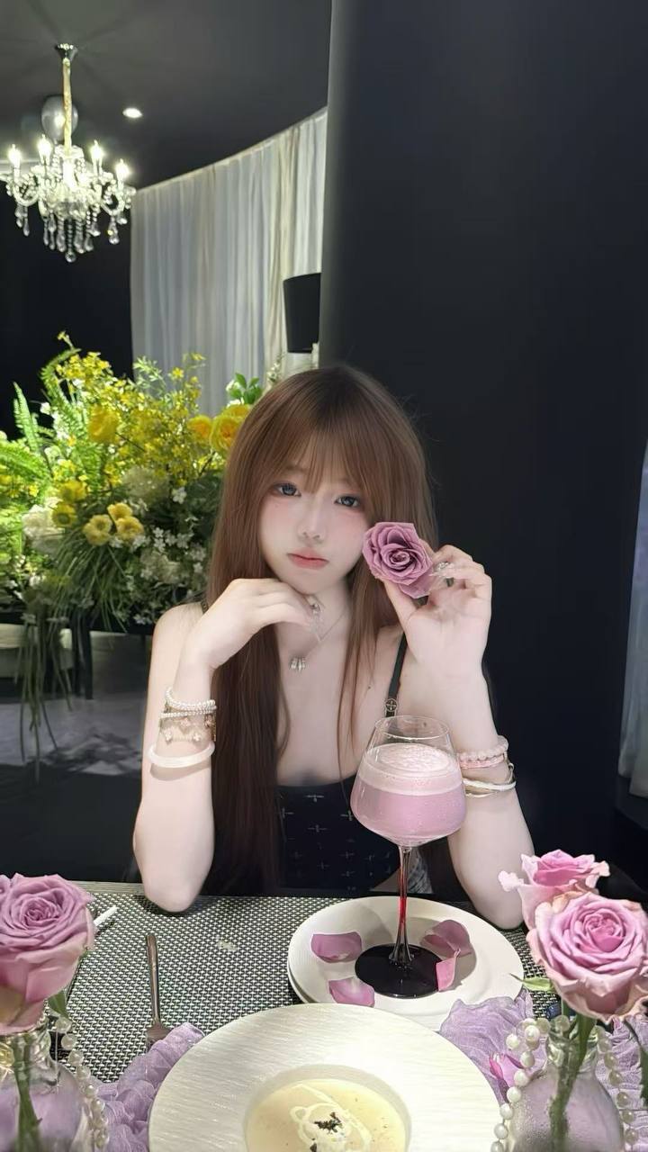 浙江 杭州 19岁 165cm 98 B杯 学生 可爱乖巧风格多变可以穿你喜欢的样子 抽烟纹身:不抽烟有纹身 SM:否 无套:可 口交:可 过夜:可 同居:可 可飞:可 价格:9 特点:可爱乖巧风格多变可以穿你喜欢的样子