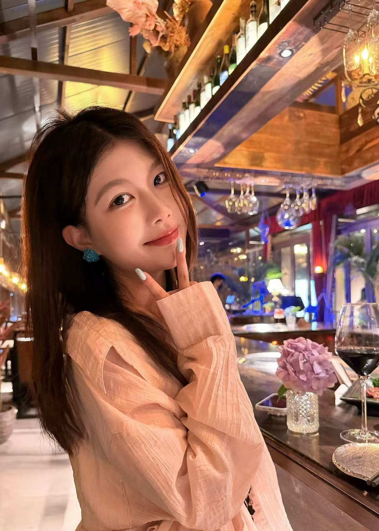 湖南 怀化 25岁 160cm 50 A杯 设计师 体贴温柔粘人可爱,什么都能聊,兴趣爱好广泛 体贴懂事 会提供情绪价值 第一次下海 抽烟纹身:无 SM:否 无套:可 口交:可 过夜:可 同居:可 可飞:可 周末以及节假日 价格:8 特点:体贴温柔粘人可爱,什么都能聊,兴趣爱好广泛 体贴懂事 会提供情绪价值 第一次下海