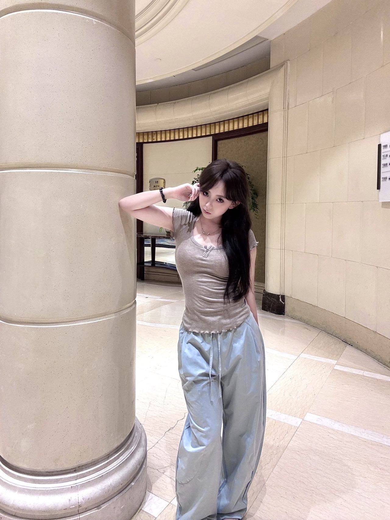 四川 成都 23岁 162cm 100 B杯 美术生 美术生,成都本地人,徒步玩冒险(去过新疆罗布泊,川西),会拍照(学过摄影之前做过陪拍),审美好,性格好,说话有耐心,素质高,文化水平高,经历丰富,有趣,事情路程会安排得很好,能够提供足够的情绪价值。 抽烟纹身:无 SM:否 无套:否 口交:可 过夜:可 同居:可 可飞:可 一天+1000 价格:16 特点:美术生,成都本地人,徒步玩冒险(去过新疆罗布泊,川西),会拍照(学过摄影之前做过陪拍),审美好,性格好,说话有耐心,素质高,文化水平高,经历丰富,有趣,事情路程会安排得很好,能够提供足够的情绪价值。