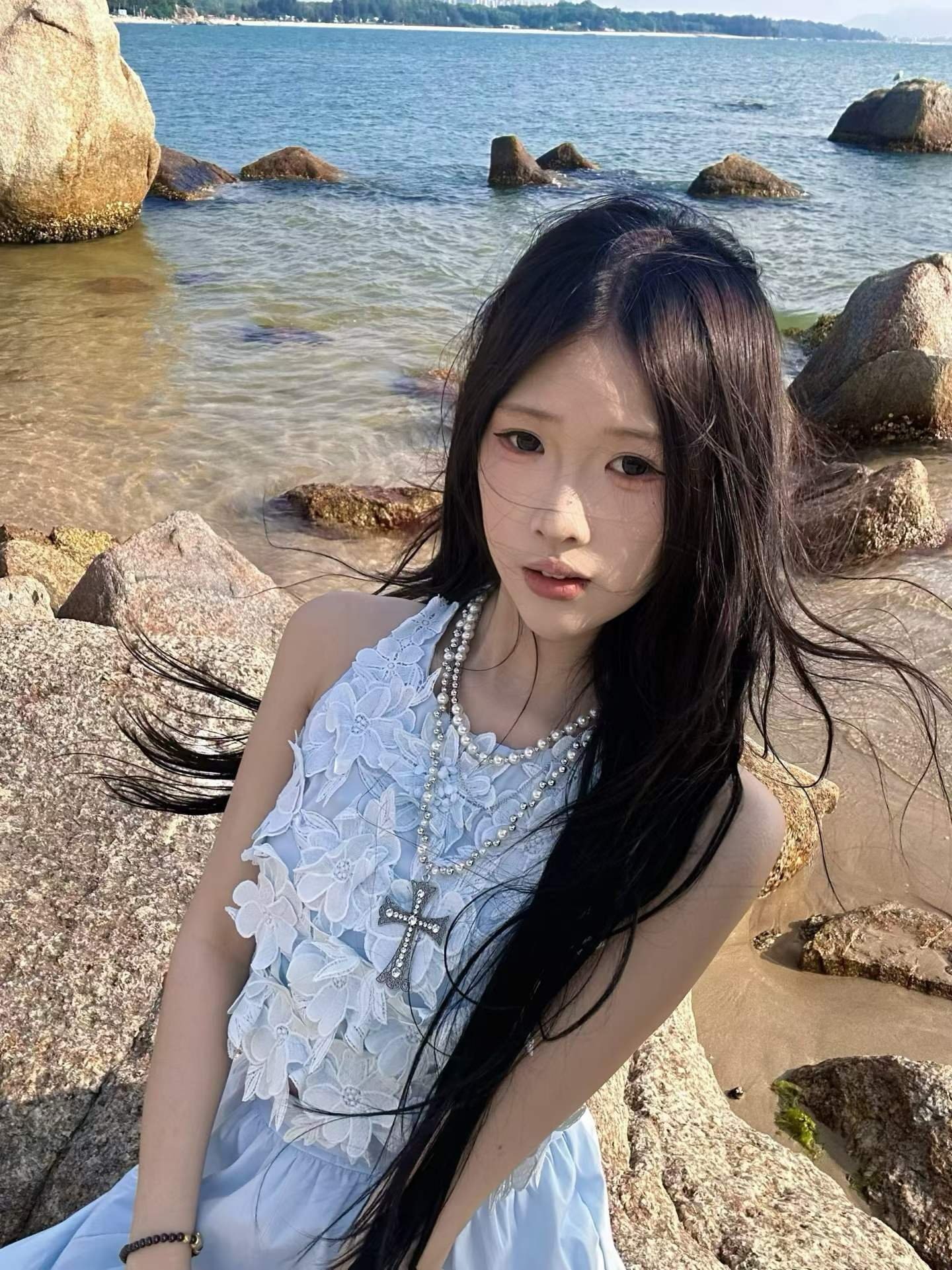 广东 深圳 19岁 160cm 82 B杯 主播 有姐妹可以一起 温柔脾气好 懂得情绪价值 高情商 声音甜 抽烟纹身:抽烟无纹身 SM:否 无套:否 口交:否 同居:否 可飞:可 除香港台湾 价格:20 特点:有姐妹可以一起 温柔脾气好 懂得情绪价值 高情商 声音甜