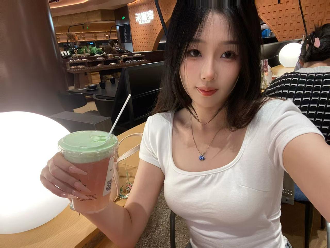 山东 济南 22岁 168cm 103 B杯 实习 本人比照片好看善于交流,性格开朗,会喝酒 身材好 前凸后翘 不会死鱼 情商高 抽烟纹身:无 SM:否 无套:否 口交:可 过夜:可 同居:否 可飞:附近 价格:10 特点:本人比照片好看善于交流,性格开朗,会喝酒 身材好 前凸后翘 不会死鱼 情商高