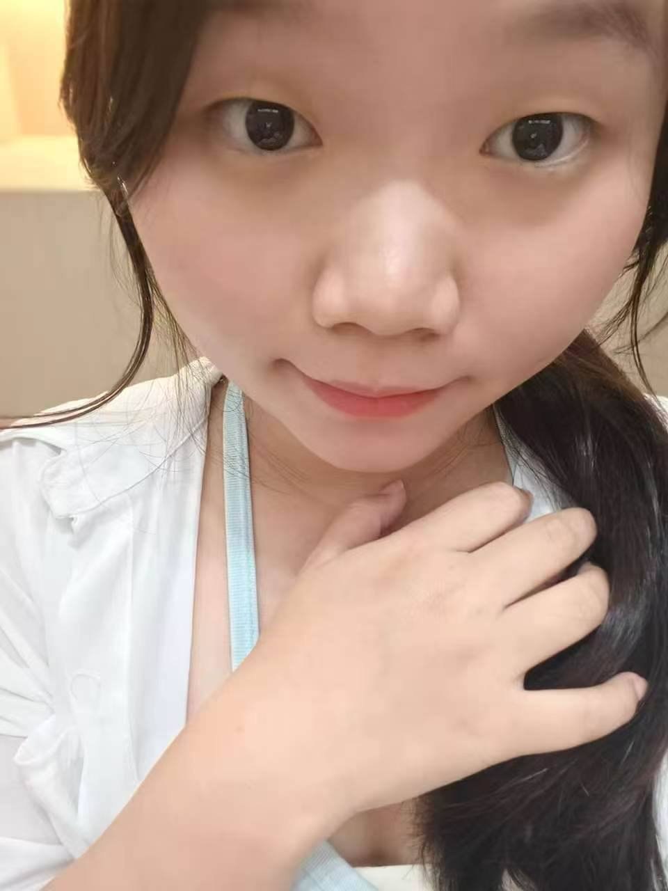 湖南 湘潭 19岁 162cm 118 B杯 学生 接受度高 年轻乖巧 抽烟纹身:无 SM:可 无套:可 口交:可 过夜:可 同居:看情况 可飞:看情况 价格:5 特点:接受度高 年轻乖巧