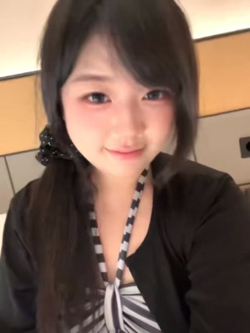 河南 洛阳 18岁 162cm 118 C杯 学生 水多 下面紧 听话 无毛 有反差 情绪价值拉满 抽烟纹身:无 SM:可 无套:否 口交:可 过夜:可 可飞:可 价格:4 特点:水多 下面紧 听话 无毛 有反差 情绪价值拉满