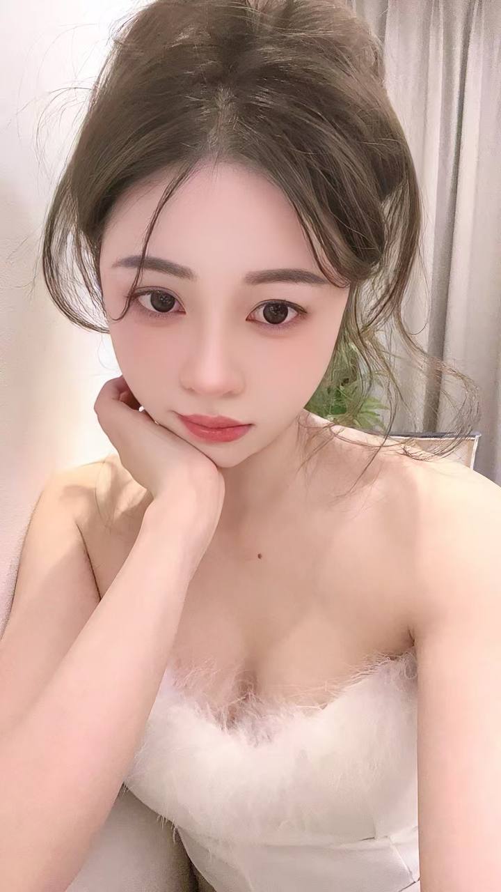 广东 东莞 23岁 160cm 82 B杯 本人比照片好看 抽烟纹身:无 SM:否 无套:否 口交:可 过夜:可 同居:否 可飞:可 价格:18 特点:本人比照片好看