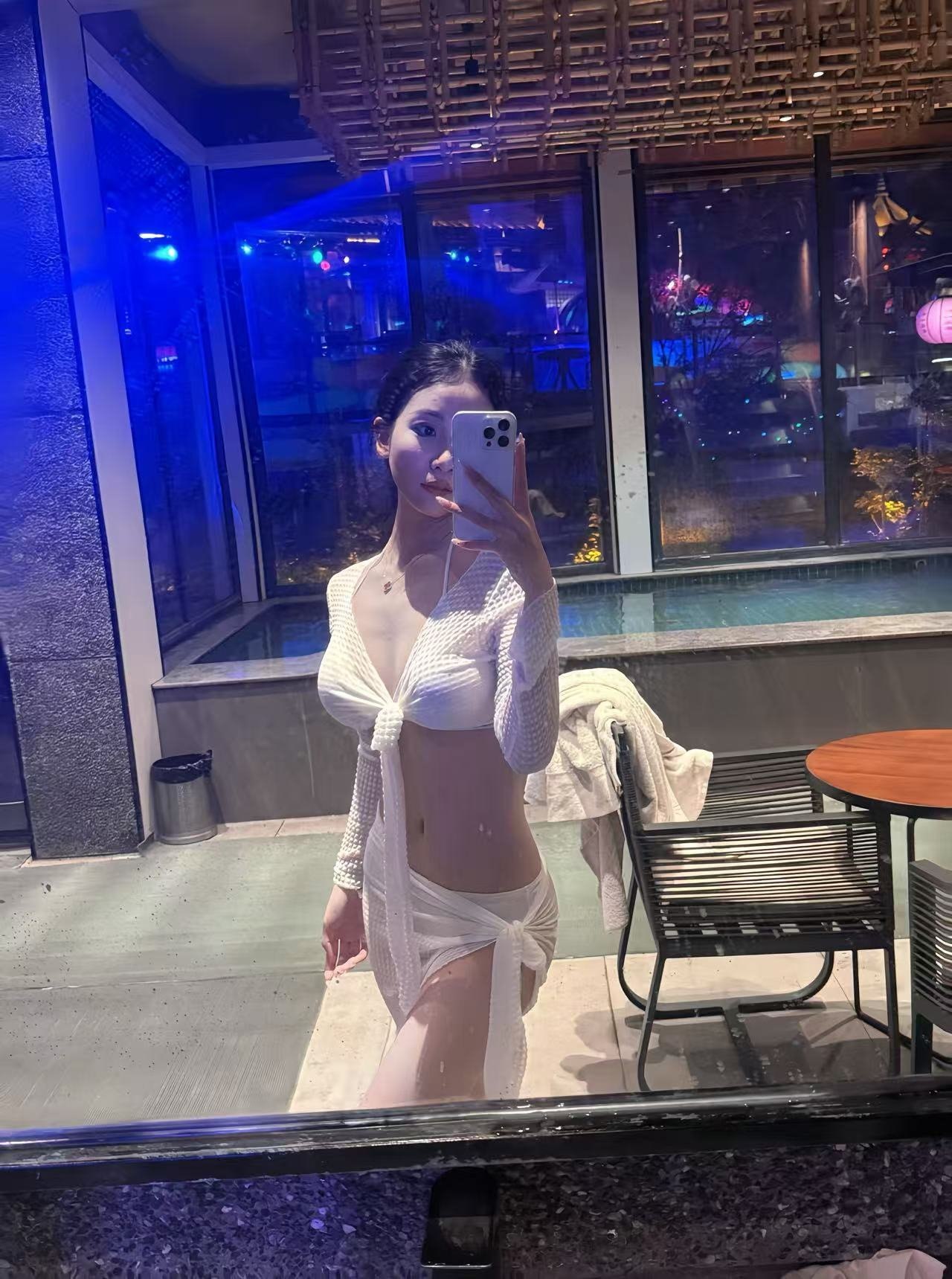 河南 郑州 22岁 167cm 98 C杯 上班 身材好 性格好 温柔 听话 有边界感 抽烟纹身:无 SM:否 无套:可 口交:可 过夜:可 同居:看情况 可飞:可 价格:8-15 特点:身材好 性格好 温柔 听话 有边界感