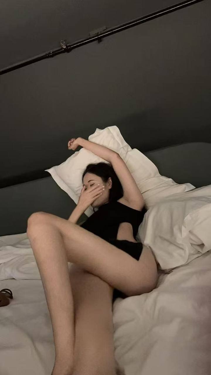 云南 昆明 19岁 165cm 106 B杯 形体老师 跳舞加情趣 抽烟纹身:无 SM:可 无套:可 口交:可 过夜:可 同居:否 可飞:能 价格:4 特点:跳舞加情趣