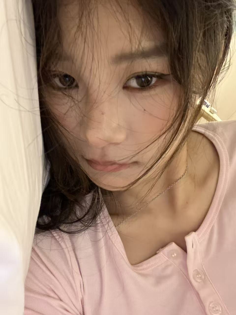 河南 周口 26岁 165cm 52 B杯 自由职业 乖 抽烟纹身:无 SM:否 无套:否 口交:可 过夜:可 同居:可 可飞:可 价格:10 特点:乖