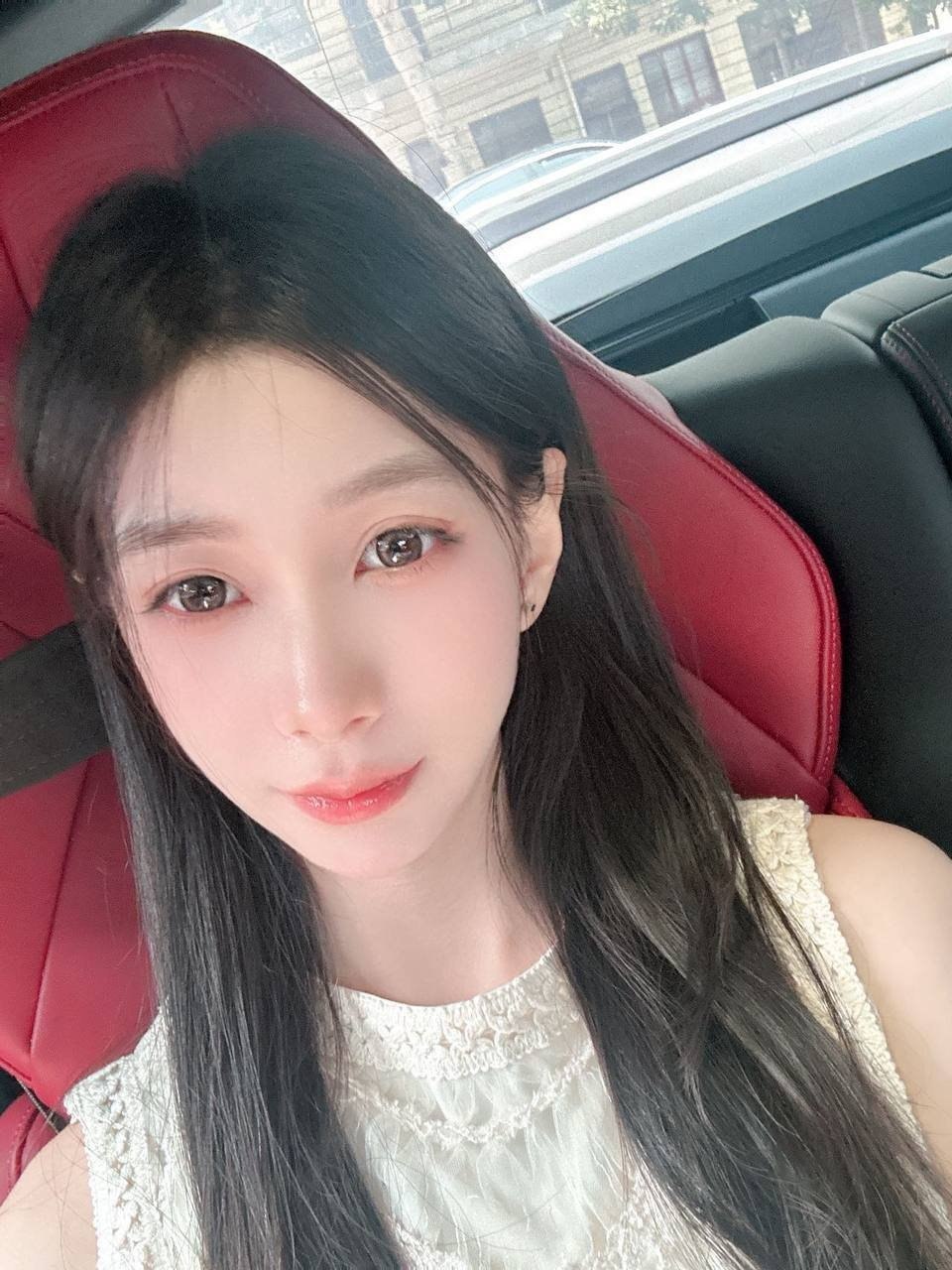 陕西 西安 22岁 166cm 85 B杯 工作 可盐可甜,圈子简单,素颜很好看,投行工作经验,有稳定工作,会游泳、潜水,高尔夫练习中 抽烟纹身:无 SM:否 无套:否 口交:可 过夜:可 同居:可 可飞:可 安全国家 价格:20 特点:可盐可甜,圈子简单,素颜很好看,投行工作经验,有稳定工作,会游泳、潜水,高尔夫练习中