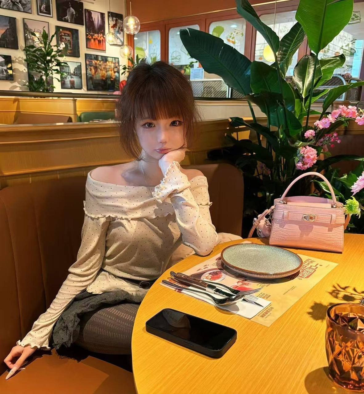 湖北 黄石 18岁 155cm 80 A杯 无 幽默 抽烟纹身:无 SM:是 无套:可 口交:可 过夜:可 同居:可 可飞:可 外省,不可港澳 价格:3/6 特点:幽默