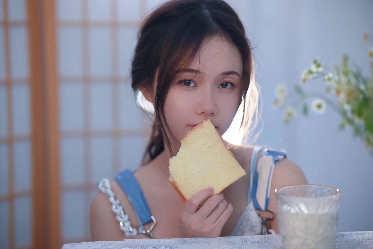广东 深圳 25岁 155cm 90 B杯 上班族 听话 情绪价值到位 抽烟纹身:无 SM:否 无套:可 口交:可 过夜:可 同居:可 可飞:可 价格:15 特点:听话 情绪价值到位