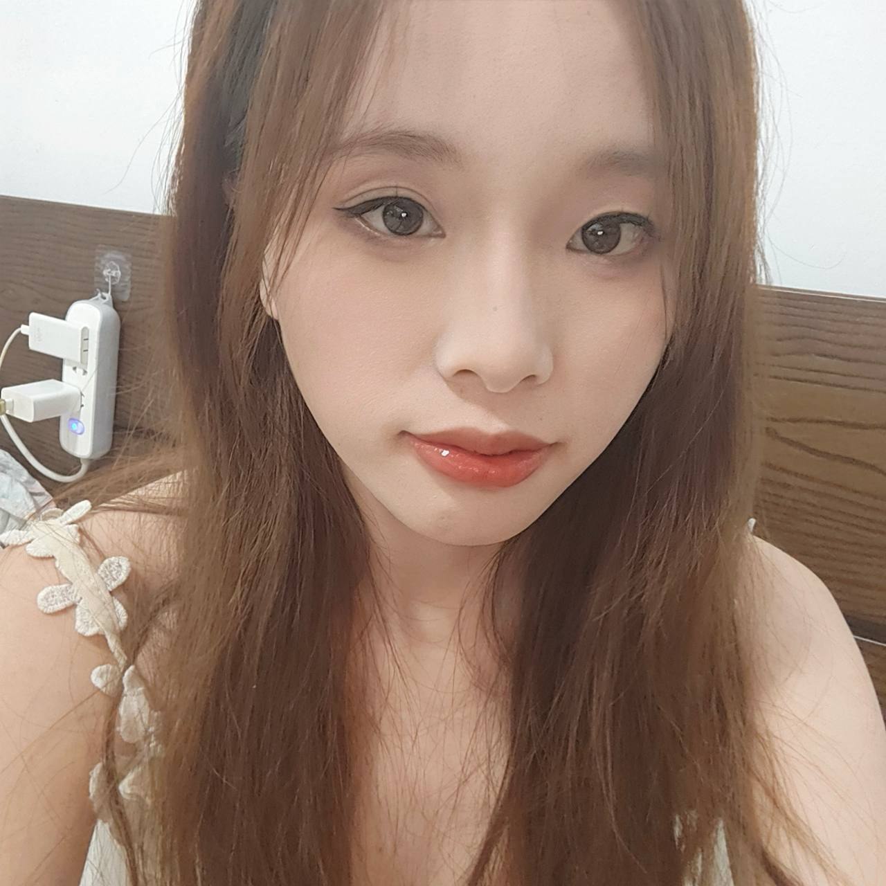 云南 昆明 22岁 153cm 84 B杯 无业 抽烟纹身:无 SM:否 无套:可 口交:可 过夜:可 同居:可 可飞:可 价格:5