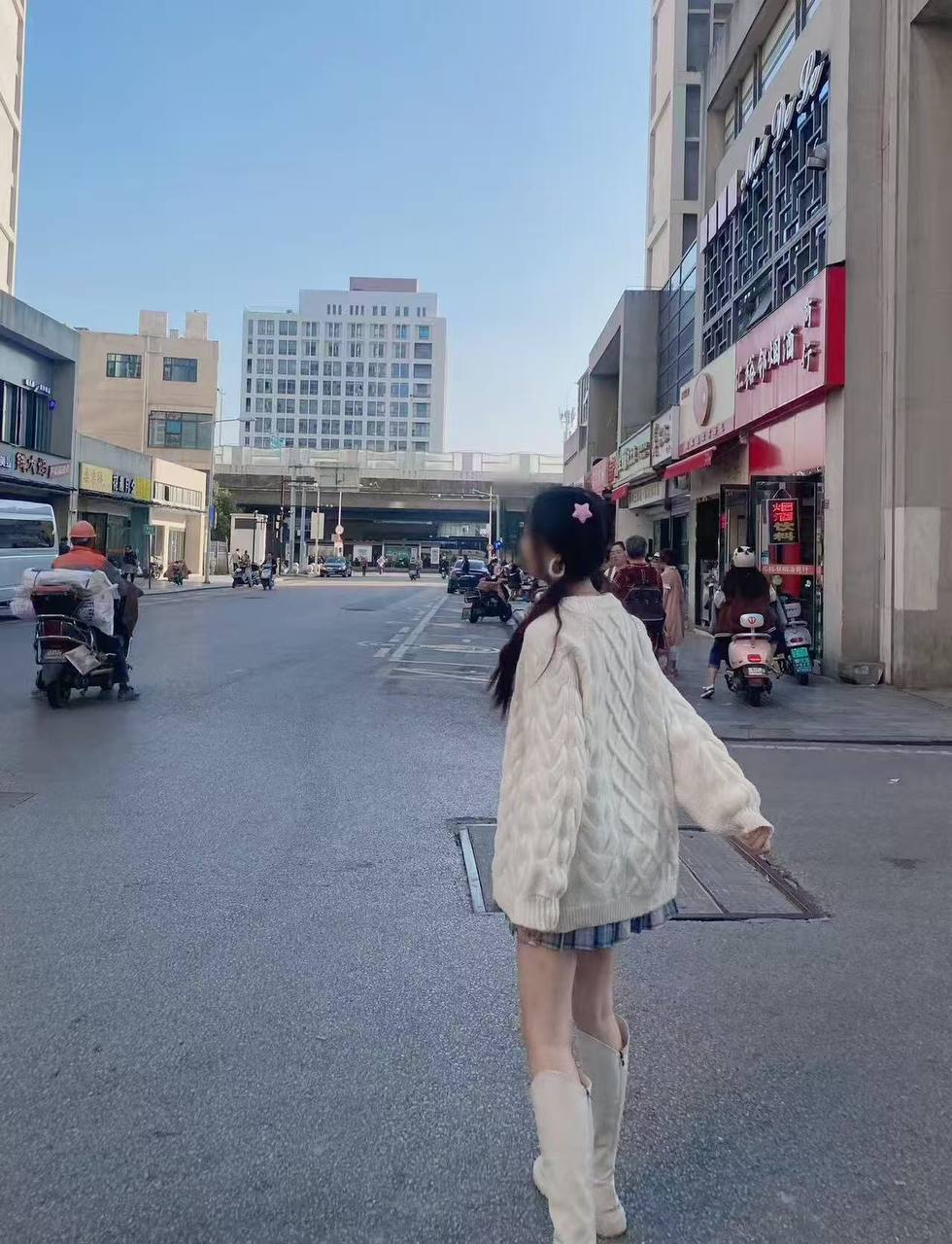 江苏 苏州 19岁 160cm 84 A杯 客服 做的次数少,粉嫩,水多,乖巧听话懂事配合度高,能提供情绪价值 抽烟纹身:有小块纹身 SM:是 无套:可 口交:可 过夜:可 同居:否 可飞:否 价格:15 特点:做的次数少,粉嫩,水多,乖巧听话懂事配合度高,能提供情绪价值