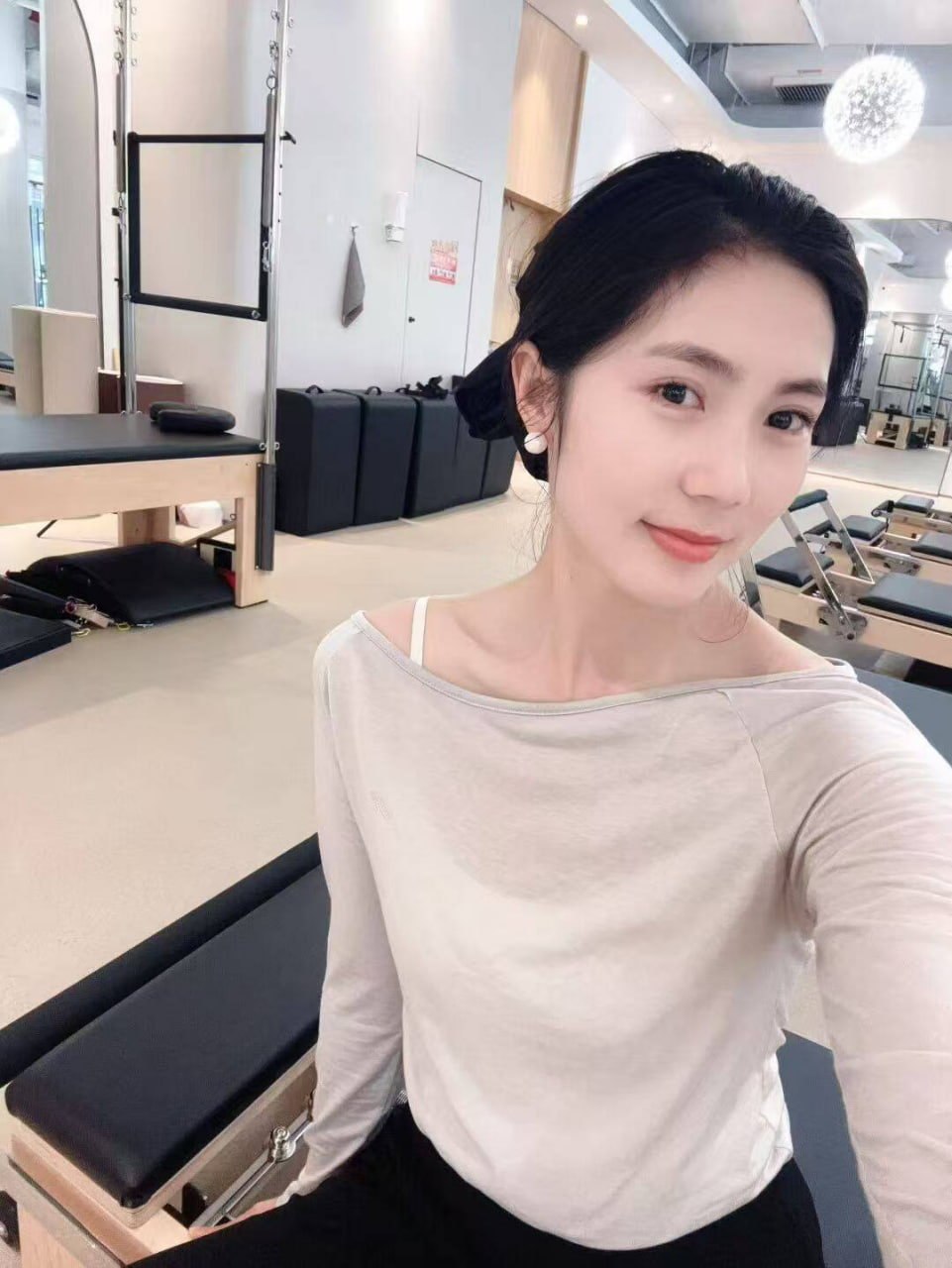 海南 三亚 28岁 165cm 100 A杯 瑜伽 性格开朗,会一字马,柔韧性好,体态跟身材保持的很好,成熟稳重,有气质 抽烟纹身:无 SM:否 无套:否 口交:可 过夜:否 同居:否 可飞:否 价格:9 特点:性格开朗,会一字马,柔韧性好,体态跟身材保持的很好,成熟稳重,有气质