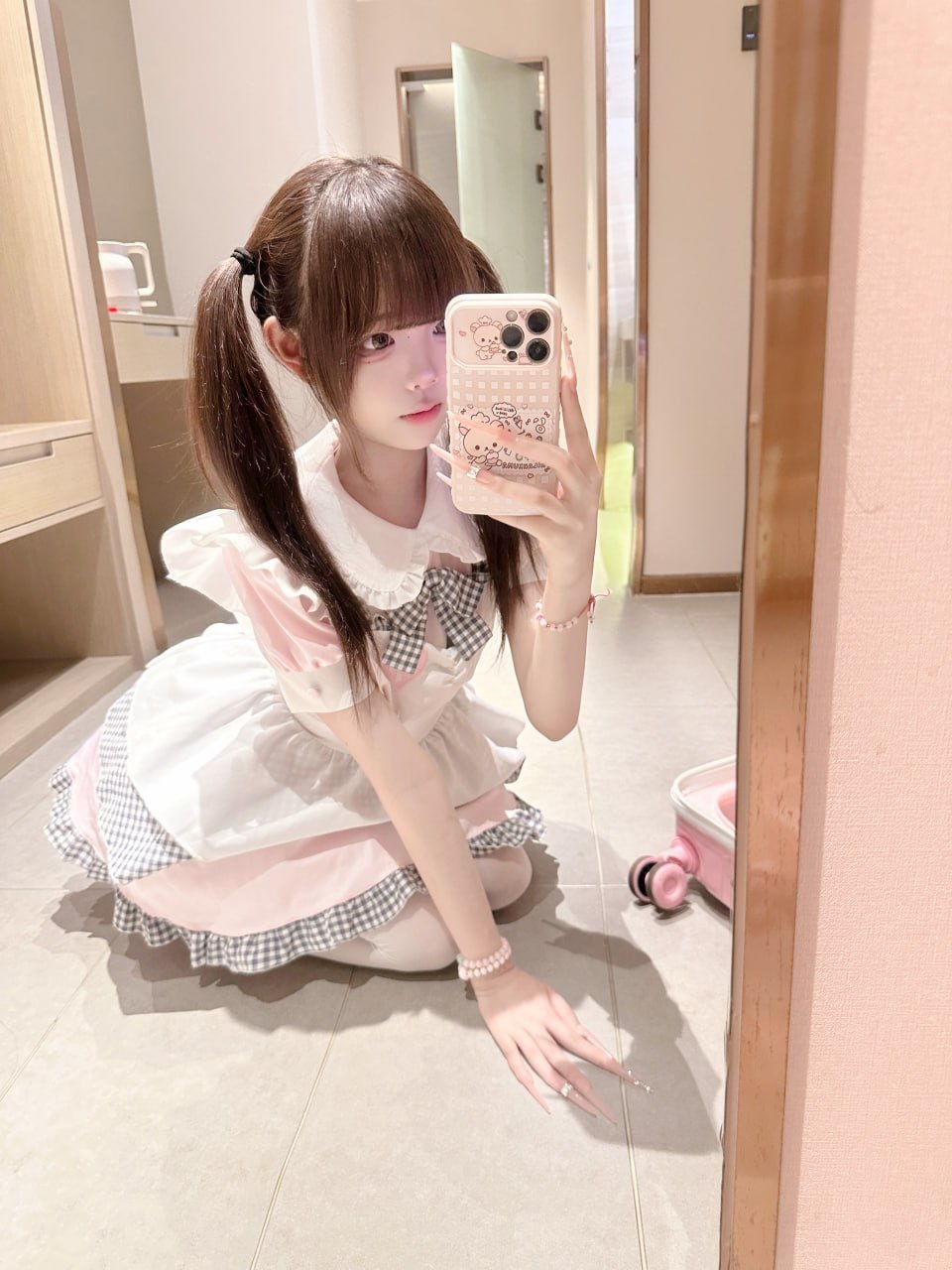 山东 济南 18岁 163cm 93 B杯 长了一张让人想掐一把的可爱初恋脸,性格更是极品,又乖又懂事,从来不作不闹。 属于那种给点阳光就灿烂、巨好哄的小甜心 SM:轻微 无套:可 口交:可 过夜:可 可飞:可 价格:6-9 特点:长了一张让人想掐一把的可爱初恋脸,性格更是极品,又乖又懂事,从来不作不闹。 属于那种给点阳光就灿烂、巨好哄的小甜心