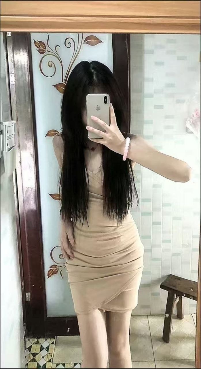 湖南 岳阳 18岁 168cm 100 B杯 学生 极品完美身材,女高,高冷御姐,反差,喜欢被舔,敏感一摸就湿 抽烟纹身:无 无套:可 口交:可 过夜:可 同居:看情况 可飞:可 价格:5 特点:极品完美身材,女高,高冷御姐,反差,喜欢被舔,敏感一摸就湿