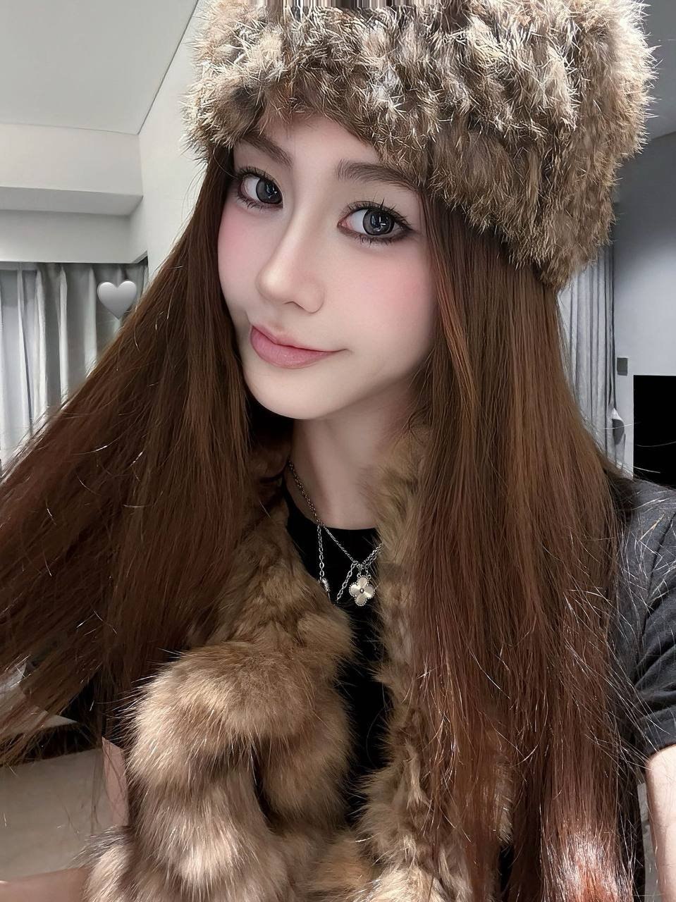 广东 深圳 26岁 165cm 85 B杯 主播 素颜好看,皮肤白,腰细,有马甲线,会英语 抽烟纹身:无 SM:否 无套:否 口交:可 过夜:可 可飞:可 安全可出国 价格:25 特点:素颜好看,皮肤白,腰细,有马甲线,会英语
