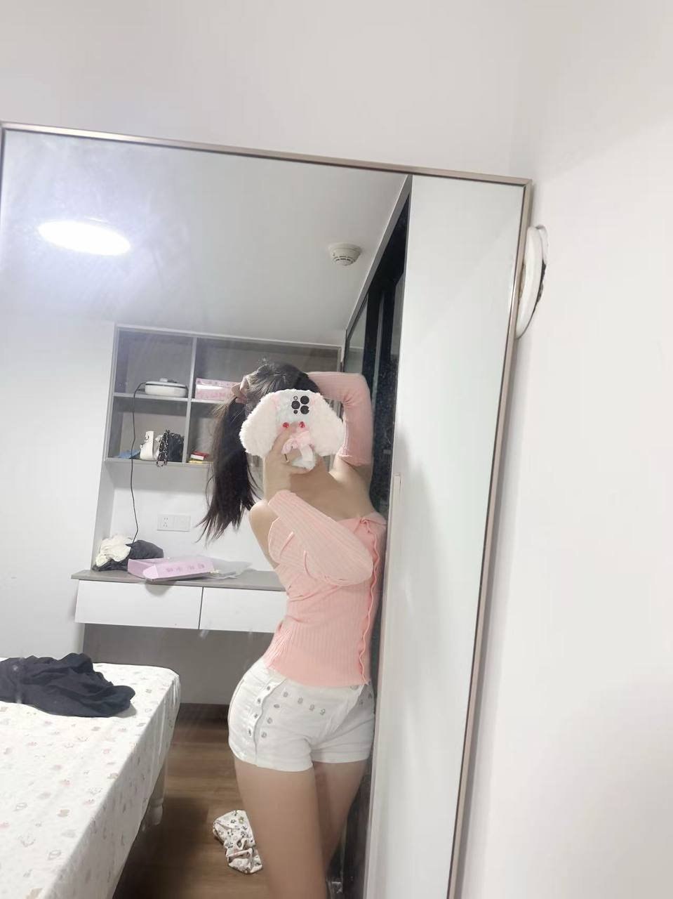 湖南 长沙 18岁 157cm 45 C杯 无业 喜欢穿Lolita 水手服 提供情绪价值 挺乖的 SM:是 无套:否 口交:可 过夜:可 同居:可 可飞:可 外地 价格:6 特点:喜欢穿Lolita 水手服 提供情绪价值 挺乖的