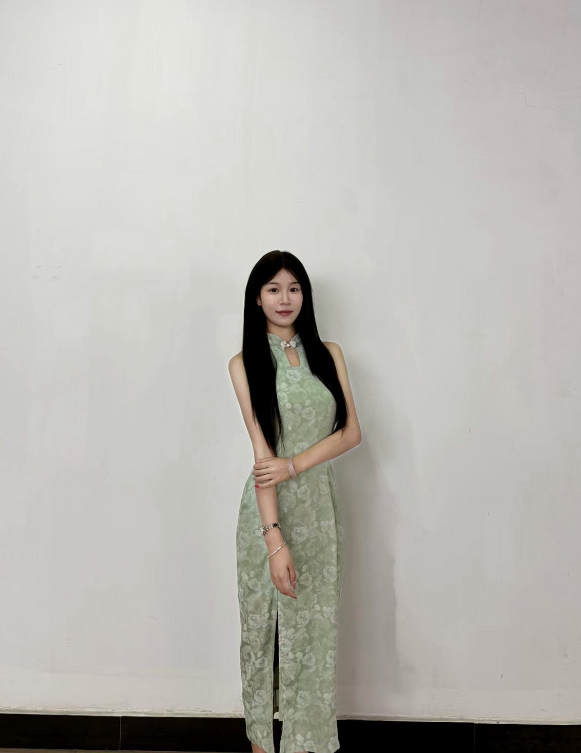 湖北 十堰 19岁 165cm 90 B杯 学生 小美,可口,甜美清纯阳光开朗,脾气很好情绪稳定,懂礼仪谈吐有素质,可甜可萌可御,期待老板来解锁不同姿势。 抽烟纹身:不抽烟无纹身 SM:否 无套:否 口交:可 过夜:可 同居:否 可飞:可(9月后否) 价格:4.5-10 特点:小美,可口,甜美清纯阳光开朗,脾气很好情绪稳定,懂礼仪谈吐有素质,可甜可萌可御,期待老板来解锁不同姿势。