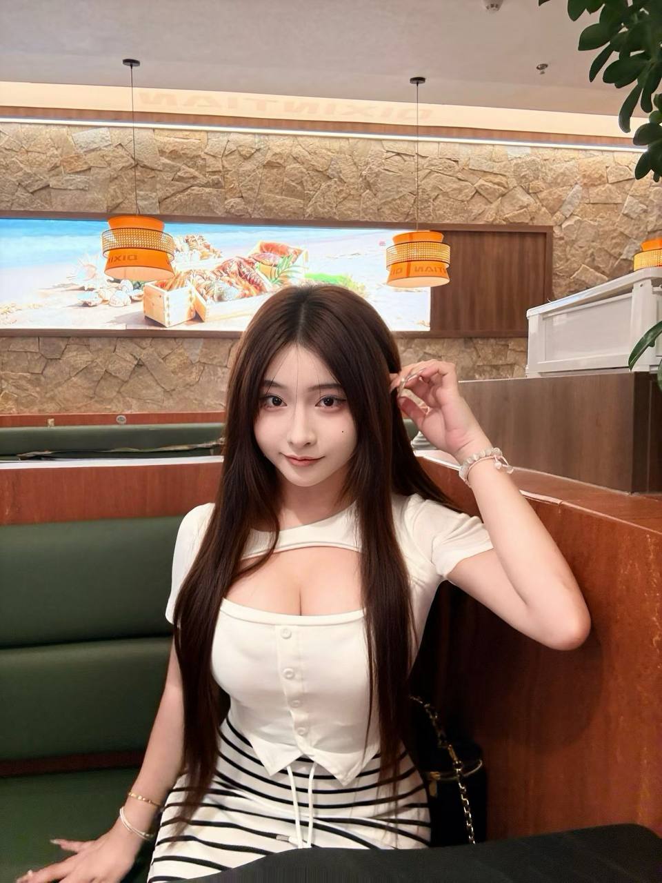 广东 广州 23岁 160cm 102 C杯 学生 乖萌可爱,善解人意,放的开,听话乖巧,懂配合,大反差,可盐可甜,会撒娇,会提供情绪价值,超级受虐体质 抽烟纹身:无 SM:是 无套:否 口交:可 过夜:可 同居:可 可飞:能 价格:15 特点:乖萌可爱,善解人意,放的开,听话乖巧,懂配合,大反差,可盐可甜,会撒娇,会提供情绪价值,超级受虐体质