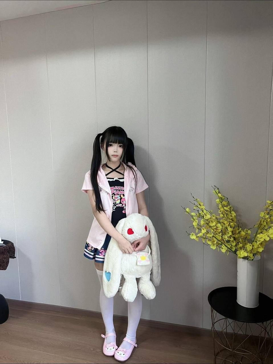 广东 深圳 18岁 158cm 90 B杯 学生 萝莉jk 年纪小 敏感 水多 提供情绪价值 抽烟纹身:无 SM:否 无套:否 口交:可 过夜:可 同居:可 可飞:可 价格:6 特点:萝莉jk 年纪小 敏感 水多 提供情绪价值