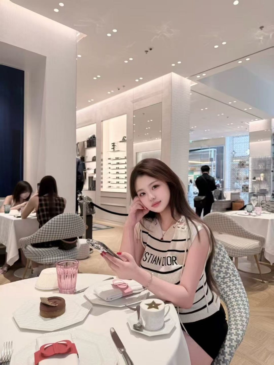 山东 临沂 23岁 168cm 120 D杯 女装买手店 皮肤白 身材s曲线 听话懂事 会提供情绪价值 做饭超好吃 全脸自然无整 SM:否 无套:可 口交:可 过夜:可 同居:否 可飞:可 价格:12 特点:皮肤白 身材s曲线 听话懂事 会提供情绪价值 做饭超好吃 全脸自然无整