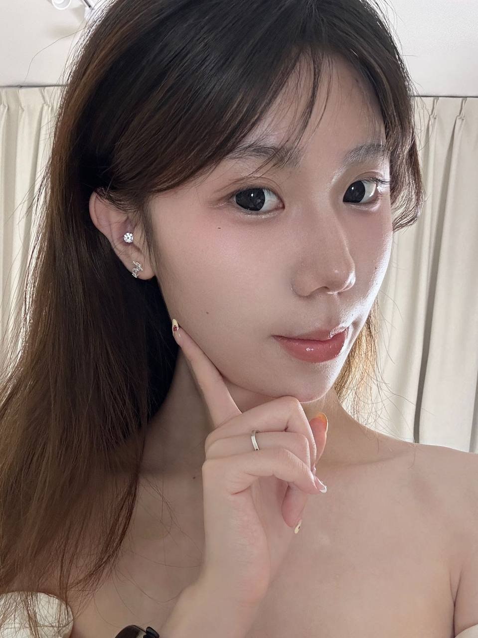 湖南 长沙 21岁 162cm 42 B杯 学生 在线女大 抽烟纹身:无纹身 SM:轻微 无套:否 口交:可 过夜:可 同居:可 可飞:可 港澳台 价格:14 特点:在线女大