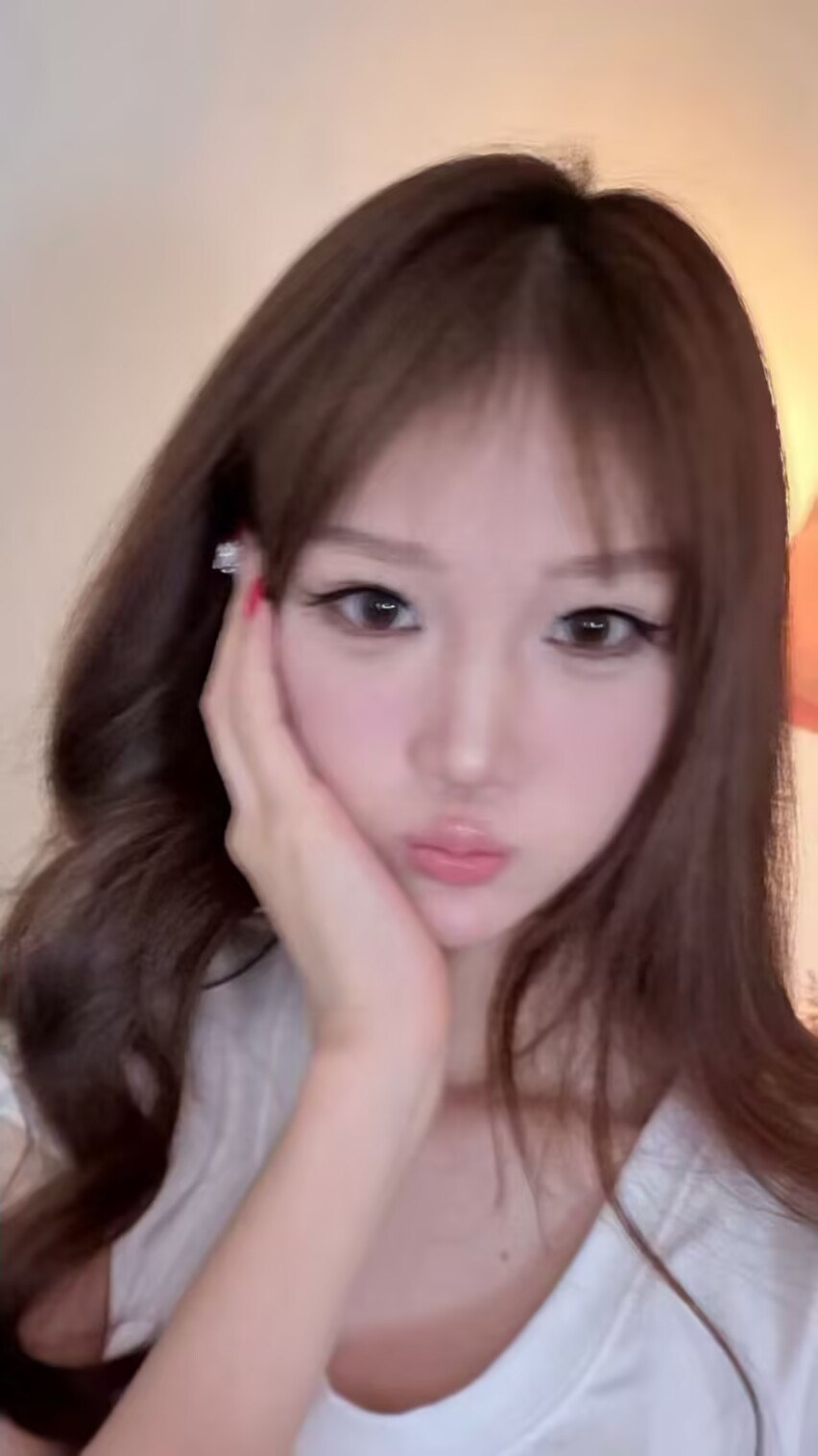 广东 深圳 18岁 166cm 87 B杯 美甲师 没有 抽烟纹身:有纹身 SM:否 无套:否 口交:可 过夜:否 同居:否 可飞:否 价格:15 特点:没有