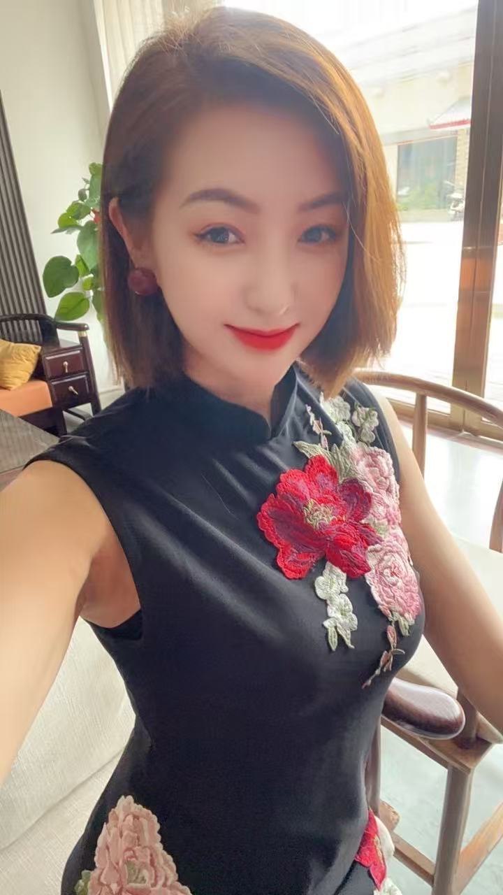 广东 清远 30岁 165cm 100 C杯 工作 性格温和,情绪稳定,有情商会处理简单的人际关系,可商务也可生活陪伴,不抽烟不打牌,不去夜店不泡吧,会喝点小酒,偶尔小酌几杯。 抽烟纹身:无 SM:否 无套:可 口交:可 过夜:可 同居:可 可飞:就近省份 价格:10 特点:性格温和,情绪稳定,有情商会处理简单的人际关系,可商务也可生活陪伴,不抽烟不打牌,不去夜店不泡吧,会喝点小酒,偶尔小酌几杯。